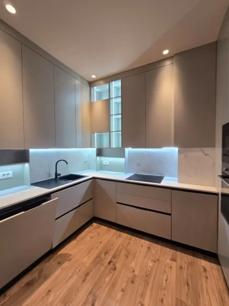 Tirane, jepet me qera apartament 2+1+Ballkon Kati 5, 128 m² 1.200 € (KOMPLEKSI DELIJORGJI)