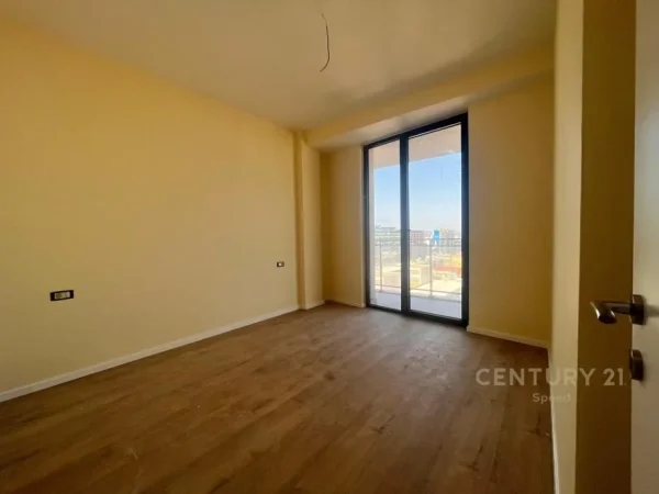 Tirane, jepet me qera ambjent biznesi Kati 7, 94 m² 750 € (Mine Peza)