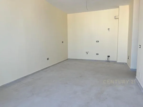 Tirane, jepet me qera ambjent biznesi Kati 7, 94 m² 750 € (Mine Peza)