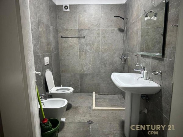 Tirane, jepet me qera apartament 2+1 Kati 5, 99 m² 700 € (Stadiumi Dinamo)
