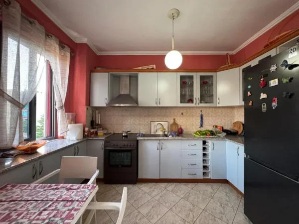 Tirane, shitet apartament 3+1+Ballkon Kati 3, 132 m² 225.000 € (Ali Demi)
