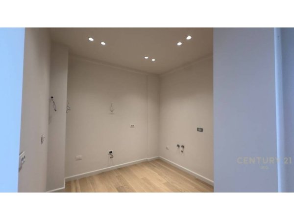 Tirane, shes apartament 3+1+Ballkon Kati 2, 153 m² 370.000 € (Pallati Brigadave)