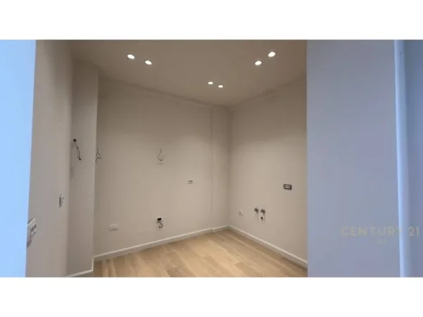 Tirane, shes apartament 3+1+Ballkon Kati 2, 153 m² 370.000 € (Pallati Brigadave)