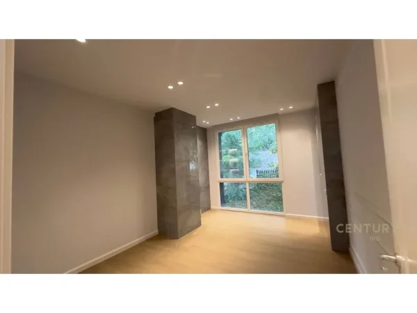 Tirane, shes apartament 3+1+Ballkon Kati 2, 153 m² 370.000 € (Pallati Brigadave)