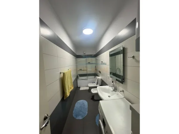 Tirane, jepet me qera apartament 2+1+Ballkon Kati 10, 108 m² 800 € (Rruga e Kavajes)