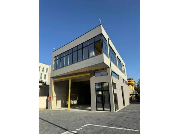 Tirane, jepet me qera ambjent biznesi , 330 m² 5.000 € (TEG)