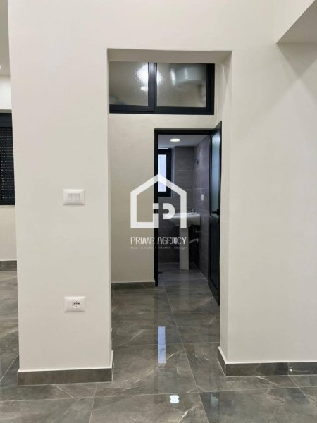 Tirane, shitet dyqan Kati 0, 66 m² 475.000 € 