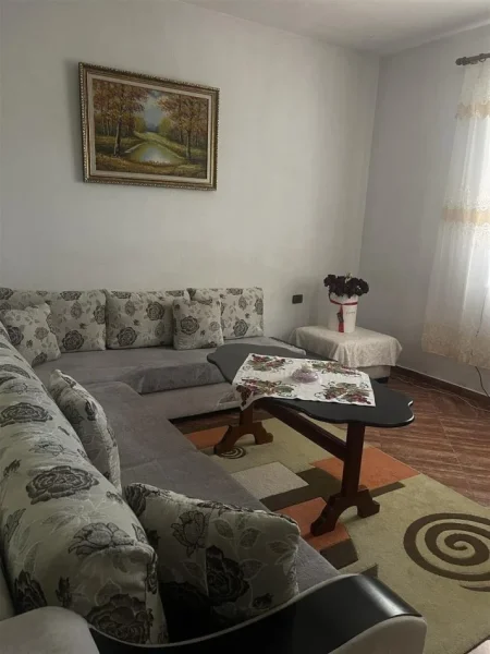 Tirane, jepet me qera apartament 2+1+Ballkon Kati 1, 75 m² 400 € (KAMEZ)