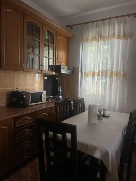 Tirane, jepet me qera apartament 2+1+Ballkon Kati 1, 75 m² 400 € (KAMEZ)