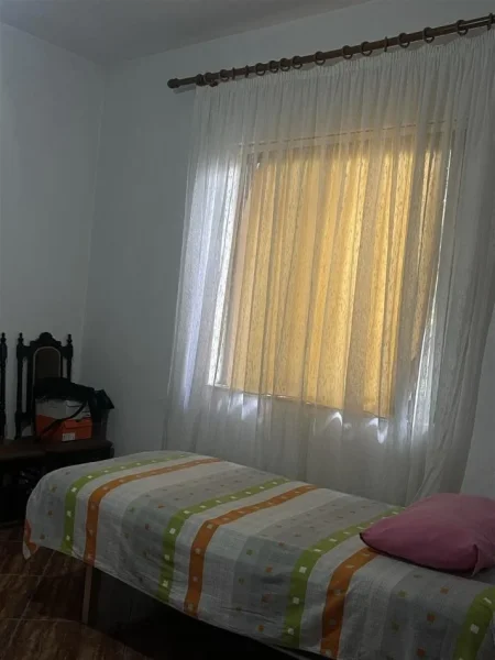 Tirane, jepet me qera apartament 2+1+Ballkon Kati 1, 75 m² 400 € (KAMEZ)