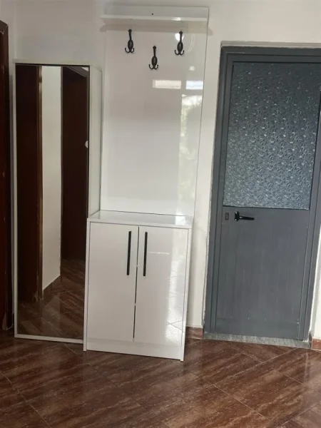Tirane, jepet me qera apartament 2+1+Ballkon Kati 1, 75 m² 400 € (KAMEZ)