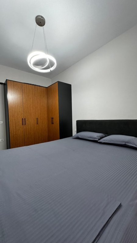 Tirane, jepet me qera apartament 1+1+Ballkon Kati 6, 850 € (Kompleksi Delijorgji)