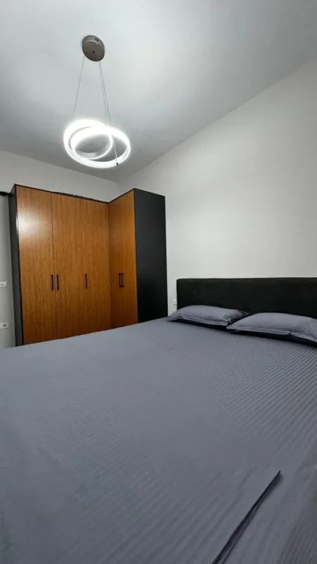 Tirane, jepet me qera apartament 1+1+Ballkon Kati 6, 850 € (Kompleksi Delijorgji)