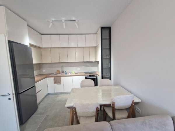 Tirane, jepet me qera apartament 2+1+Ballkon Kati 4, 100 m² 700 € (niko konomi)