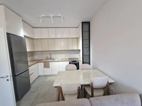 Tirane, jepet me qera apartament 2+1+Ballkon Kati 4, 100 m² 700 € (niko konomi)