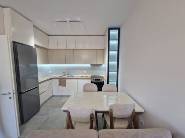 Tirane, jepet me qera apartament 2+1+Ballkon Kati 4, 100 m² 700 € (niko konomi)