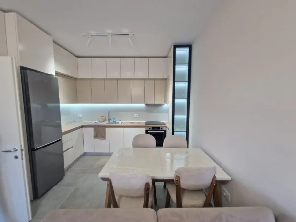 Tirane, jepet me qera apartament 2+1+Ballkon Kati 4, 100 m² 700 € (niko konomi)