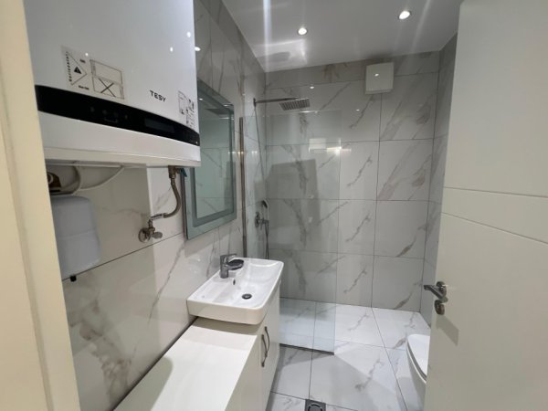 Tirane, jepet me qera apartament 2+1+Ballkon Kati 2, 65 m² 750 € (liqeni i tiranes)