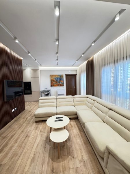 Tirane, jap me qera apartament 2+1 Kati 4, 130 m² 1.000 € (Farmacia 10)