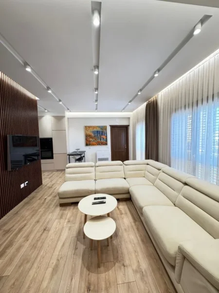 Tirane, jap me qera apartament 2+1 Kati 4, 130 m² 1.000 € (Farmacia 10)