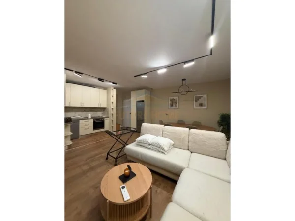 Tirane, jepet me qera apartament 2+1+Ballkon Kati 3, 110 m² 800 € 