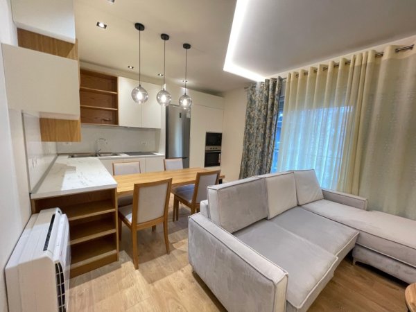 Tirane, jepet me qera apartament 1+1+Ballkon Kati 5, 65 m² 750 € (rruga e Barrikadave)