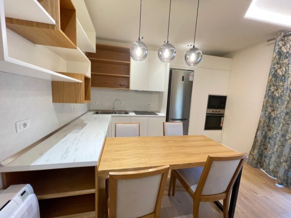 Tirane, jepet me qera apartament 1+1+Ballkon Kati 5, 65 m² 750 € (rruga e Barrikadave)