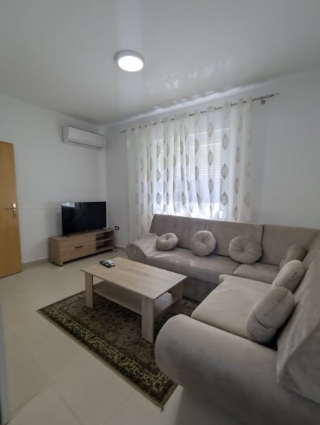 Tirane, jepet me qera apartament 1+1+Ballkon Kati 1, 105 m² 600 € (Mine Peza)