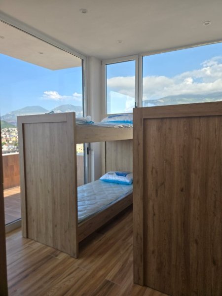 Tirane, jepet me qera apartament duplex 5+1+Aneks+Ballkon Kati 3, 150 m² 150 € (Rruga e Dibres)