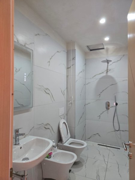 Tirane, jepet me qera apartament duplex 5+1+Aneks+Ballkon Kati 3, 150 m² 150 € (Rruga e Dibres)