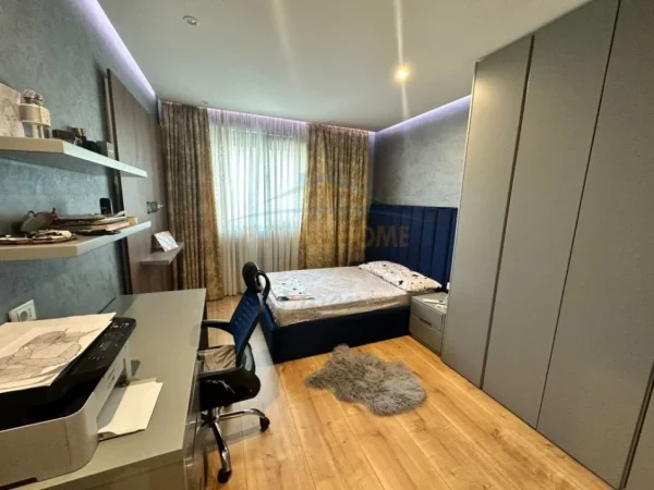 Tirane, jepet me qera apartament 3+1+Ballkon Kati 3, 109 m² 1.300 €