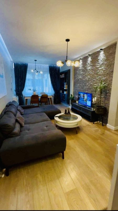 Tirane, shes apartament 2+1+Ballkon Kati 4, 82 m² 214.000 € (Kopshti Botanik te Pizzeri Pavaroti)