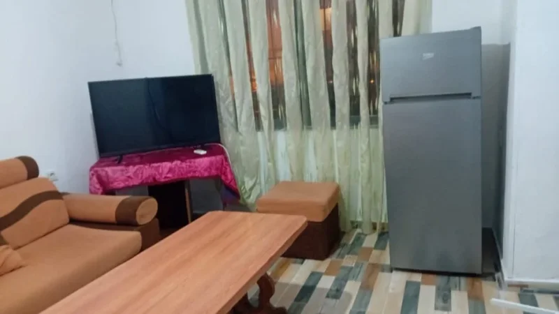 Tirane, jepet me qera apartament 2+1+Ballkon Kati 1, 75 m² 500 € (Te Shkolla e Bashkuar)
