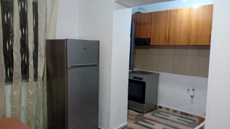 Tirane, jepet me qera apartament 2+1+Ballkon Kati 1, 75 m² 500 € (Te Shkolla e Bashkuar)