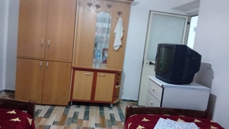 Tirane, jepet me qera apartament 2+1+Ballkon Kati 1, 75 m² 500 € (Te Shkolla e Bashkuar)