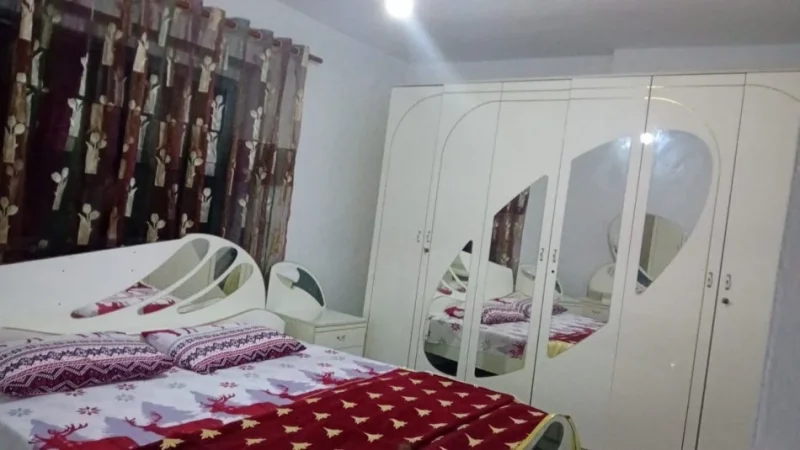 Tirane, jepet me qera apartament 2+1+Ballkon Kati 1, 75 m² 500 € (Te Shkolla e Bashkuar)