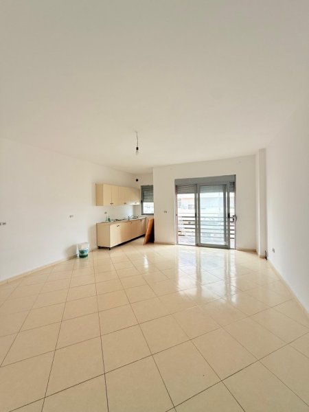 Fier, shitet apartament 2+1+Ballkon Kati 6, 85.000 € (29 Nentori)