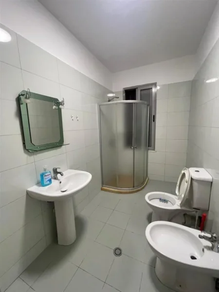 Tirane, jepet me qera apartament 1+1 Kati 3, 88 m² 500 € (Rrethi Astir ,Harli Kafe)