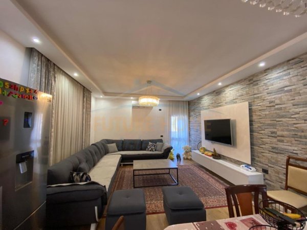 Tirane, jepet me qera apartament 2+1+Ballkon Kati 2, 127 m² 650 € 