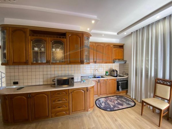 Tirane, jepet me qera apartament 2+1+Ballkon Kati 2, 127 m² 650 € 