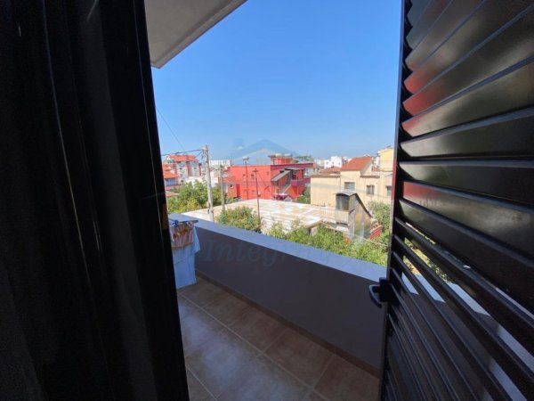 Tirane, jepet me qera apartament 2+1+Ballkon Kati 2, 127 m² 650 € 
