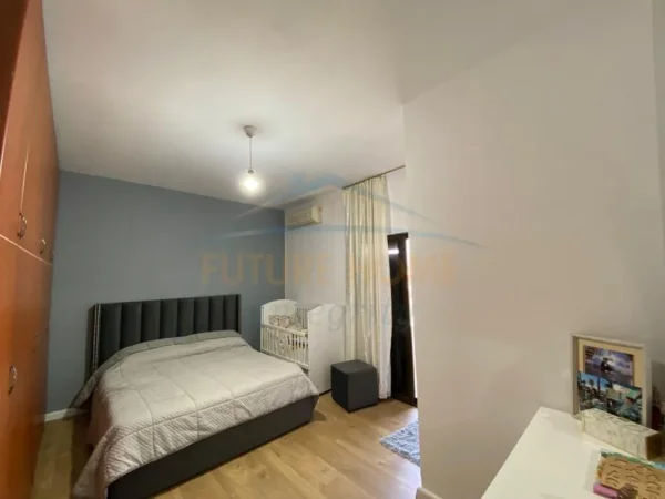 Tirane, jepet me qera apartament 2+1+Ballkon Kati 2, 127 m² 650 € 