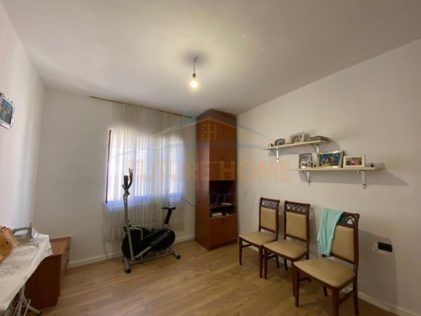 Tirane, jepet me qera apartament 2+1+Ballkon Kati 2, 127 m² 650 € 
