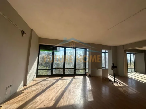 Durres, shitet ambjent biznesi Kati 2, 186 m² 300.000 € (Rruga e Portit)