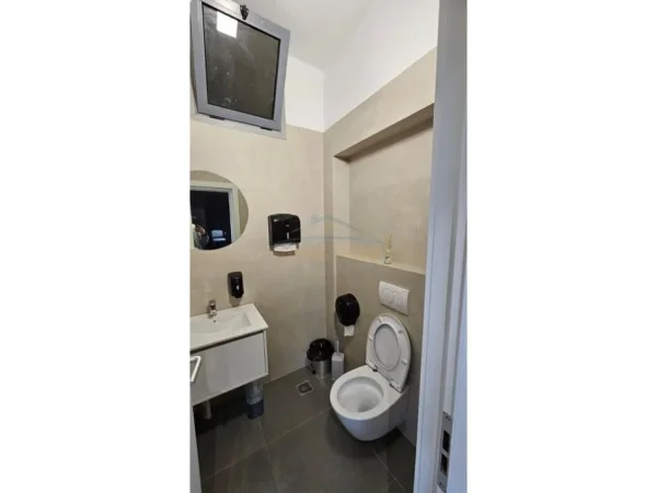 Durres, shitet ambjent biznesi Kati 2, 186 m² 300.000 € (Rruga e Portit)