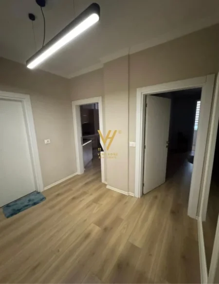 Tirane, jepet me qera apartament 1+1+Ballkon Kati 4, 65 m² 850 € (BLLOK)