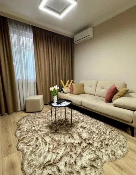 Tirane, jepet me qera apartament 1+1+Ballkon Kati 4, 65 m² 850 € (BLLOK)