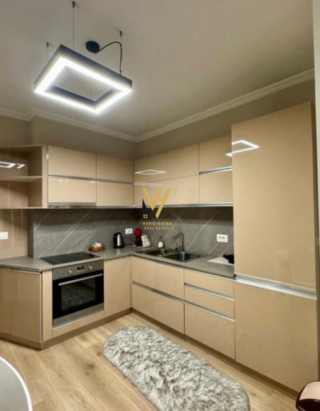 Tirane, jepet me qera apartament 1+1+Ballkon Kati 4, 65 m² 850 € (BLLOK)