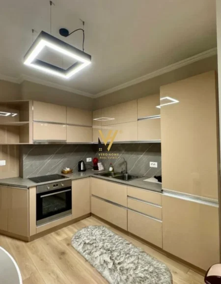 Tirane, jepet me qera apartament 1+1+Ballkon Kati 4, 65 m² 850 € (BLLOK)