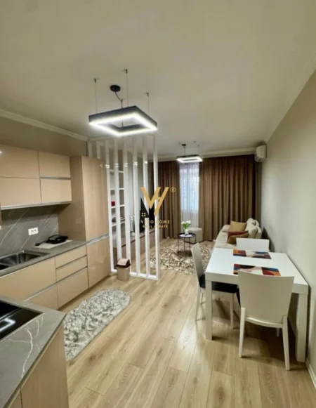 Tirane, jepet me qera apartament 1+1+Ballkon Kati 4, 65 m² 850 € (BLLOK)